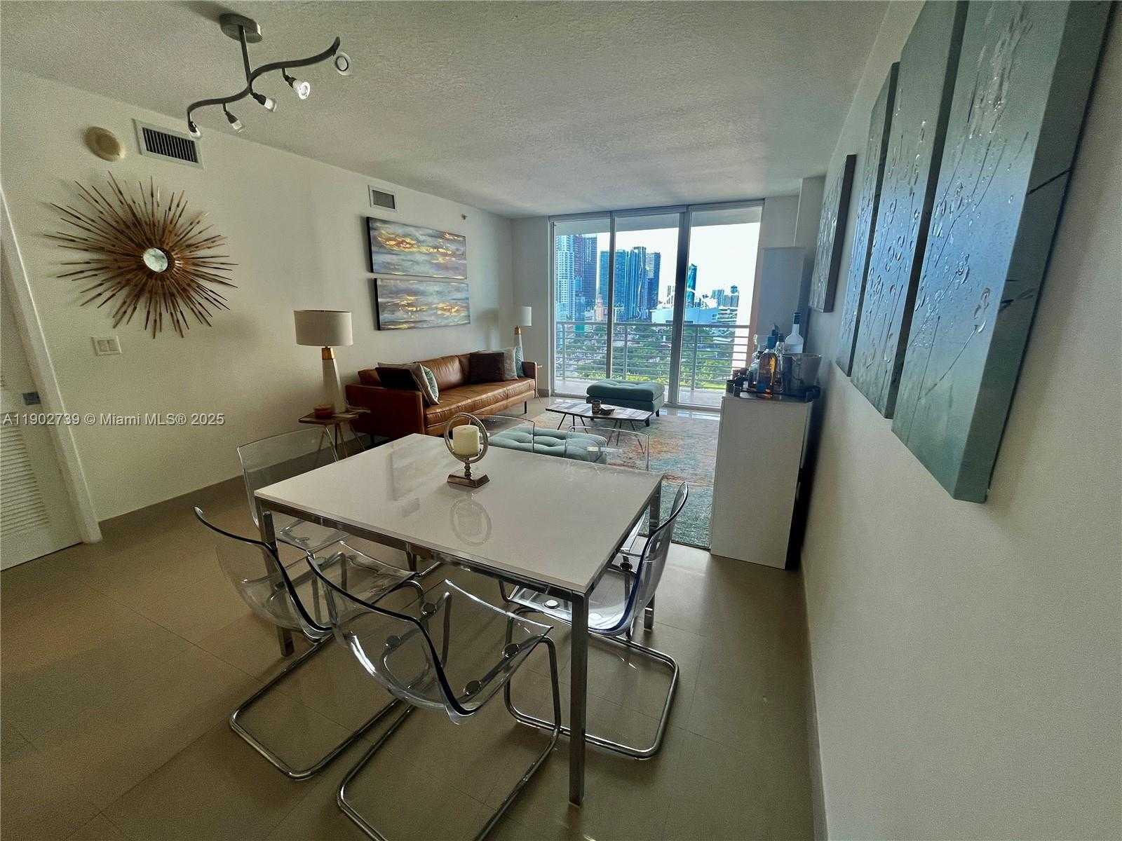 Small Image of 335 Biscayne Blvd, Miami, FL 33132, USA Number 4
