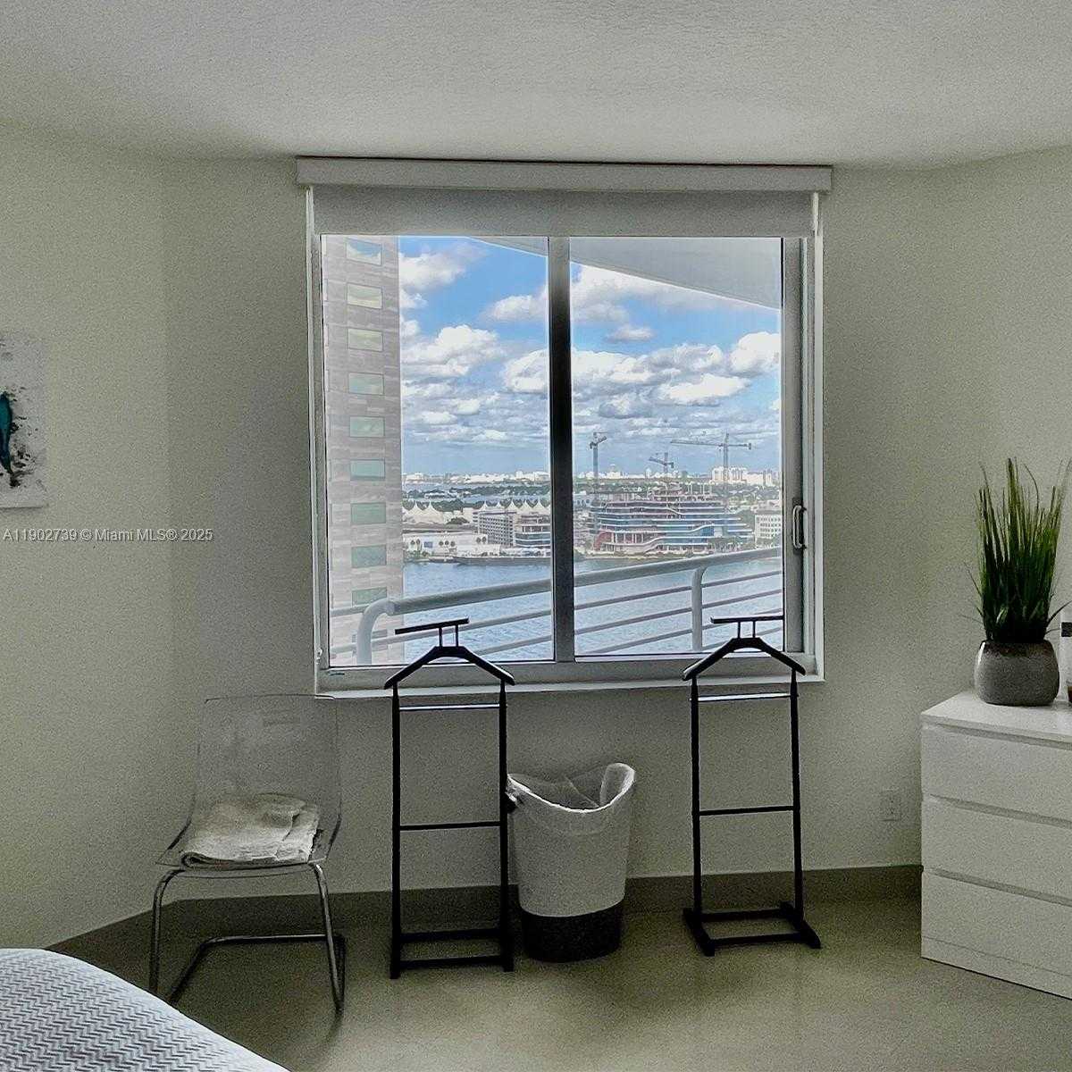 Small Image of 335 Biscayne Blvd, Miami, FL 33132, USA Number 9