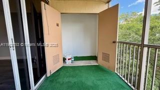 Small Image of 8333 LAKE DR #404, Doral Number 19