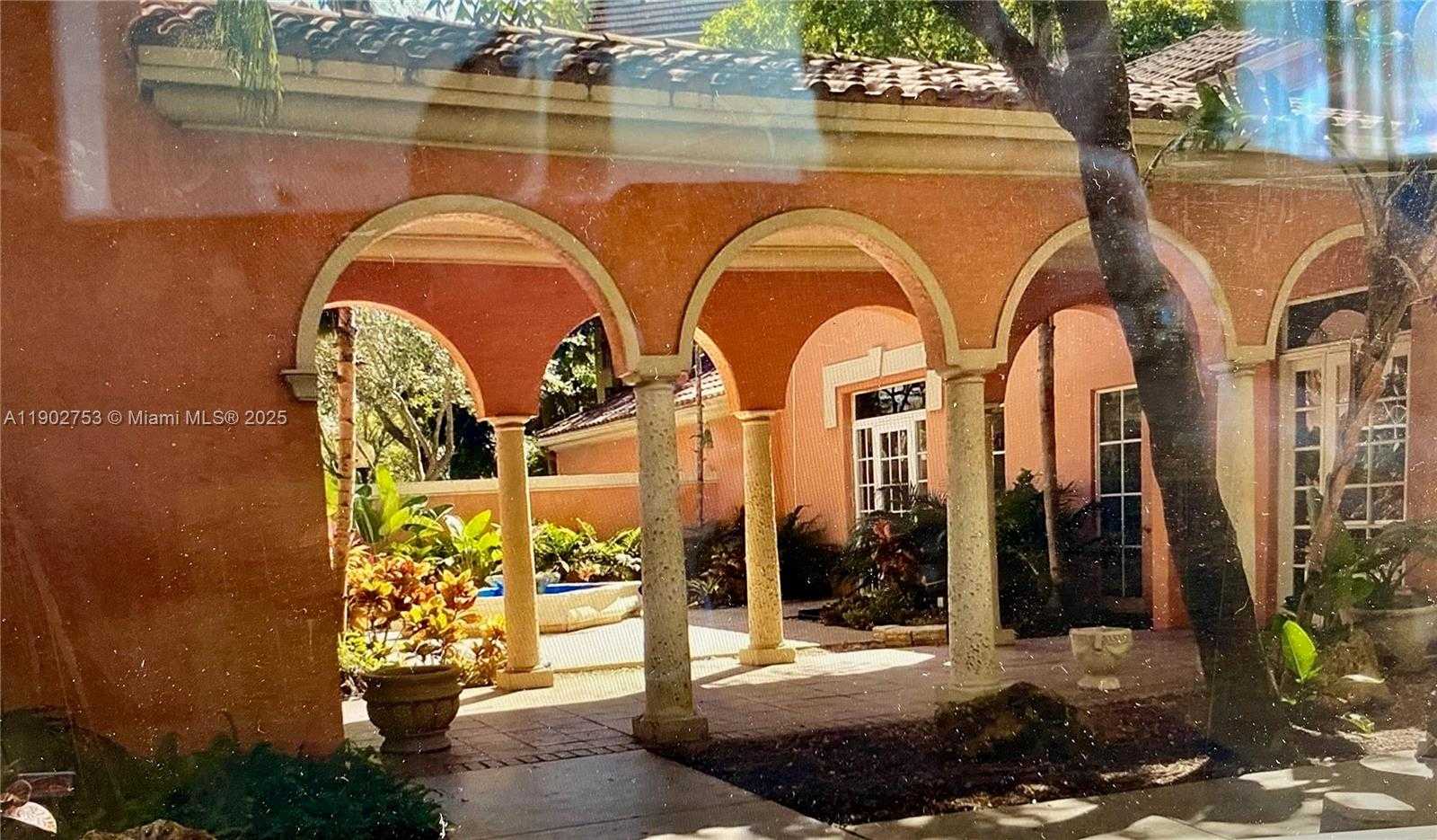 Small Image of 8333 LAKE DR #404, Doral Number 26