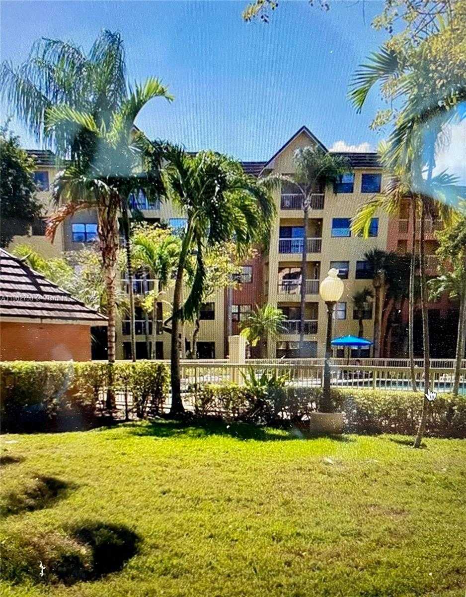 Small Image of 8333 LAKE DR #404, Doral Number 27