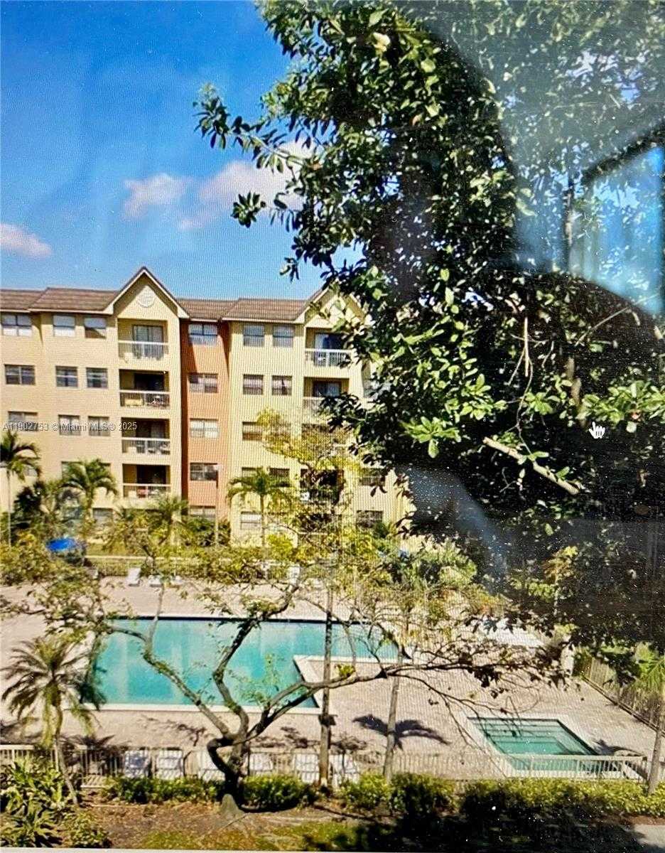 Small Image of 8333 LAKE DR #404, Doral Number 28
