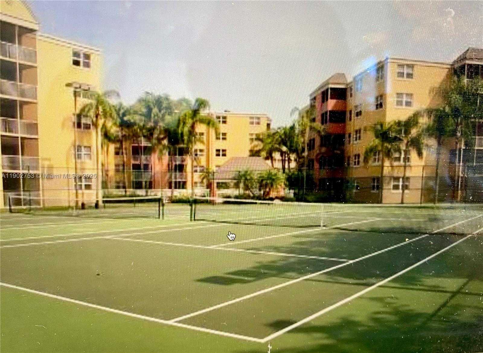 Small Image of 8333 LAKE DR #404, Doral Number 29
