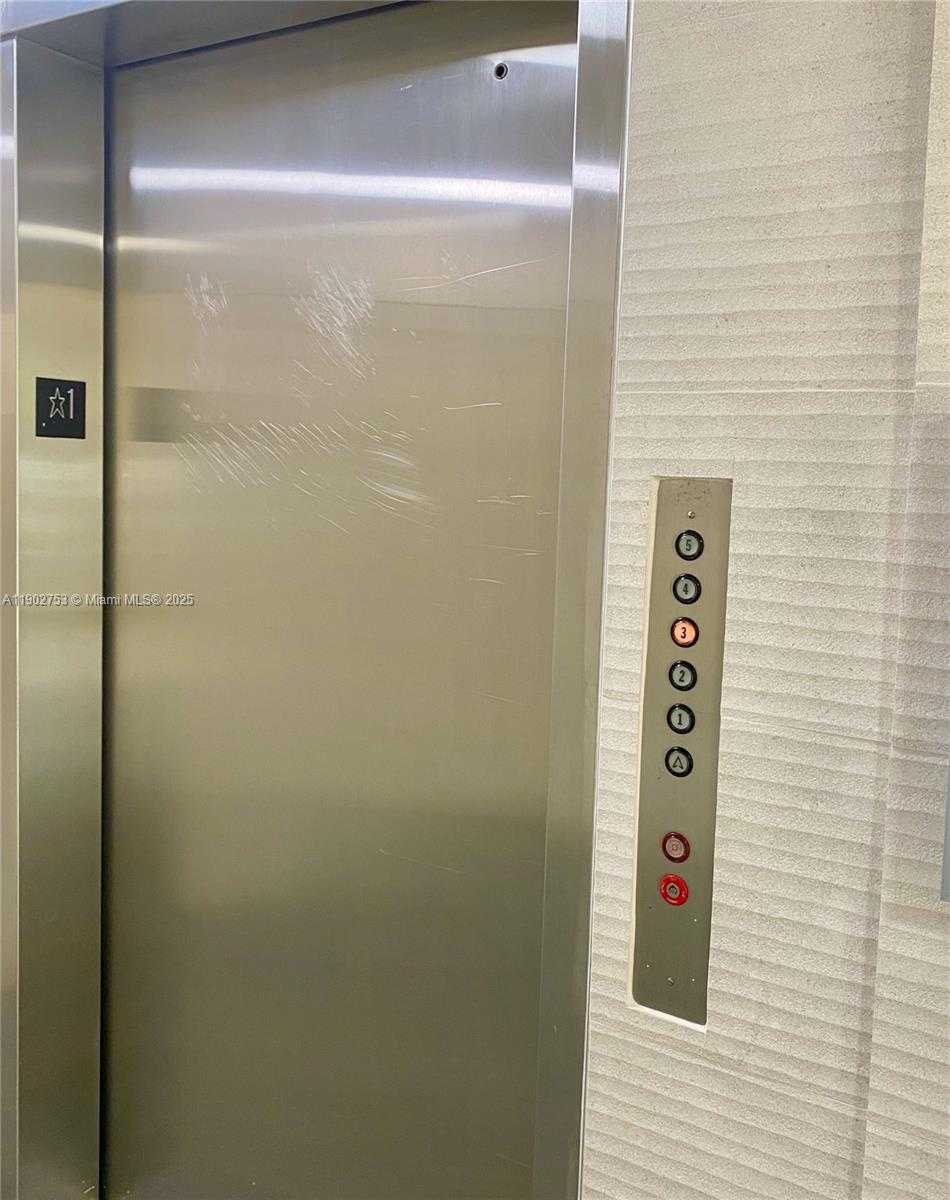 Small Image of 8333 LAKE DR #404, Doral Number 31