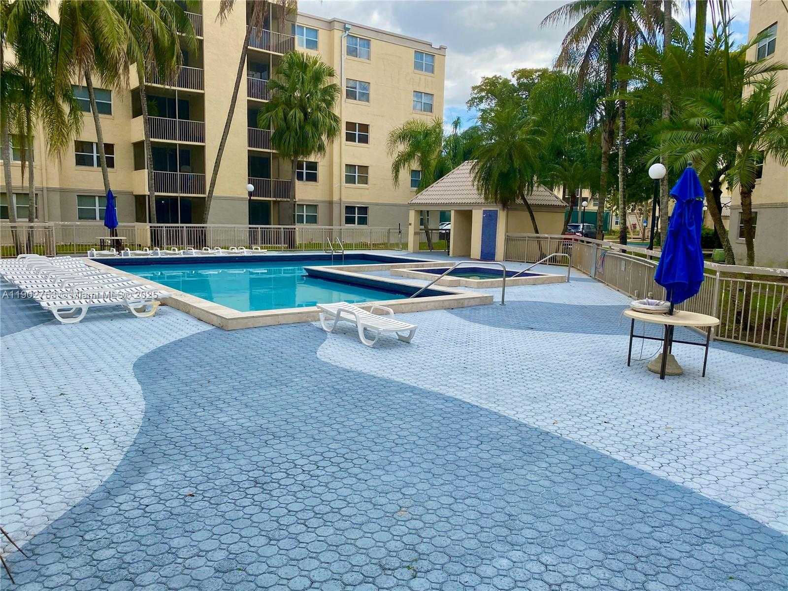 Small Image of 8333 LAKE DR #404, Doral Number 32