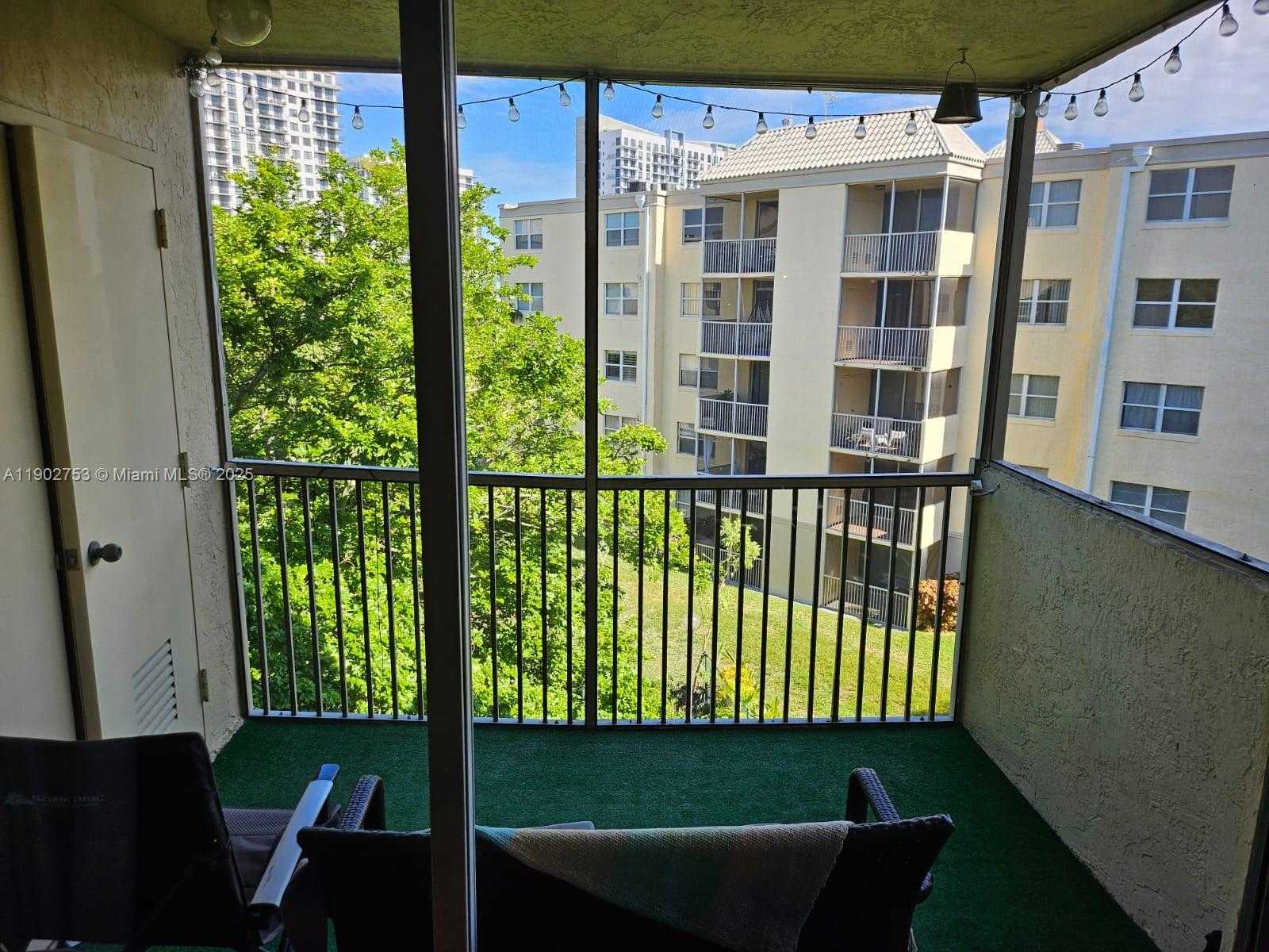 Small Image of 8333 LAKE DR #404, Doral Number 34