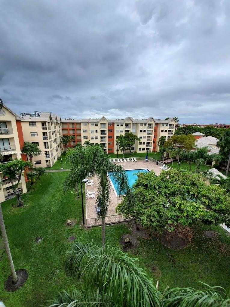 Small Image of 8333 LAKE DR #404, Doral Number 36