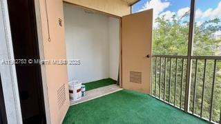 Small Image of 8333 LAKE DR #404, Doral Number 7