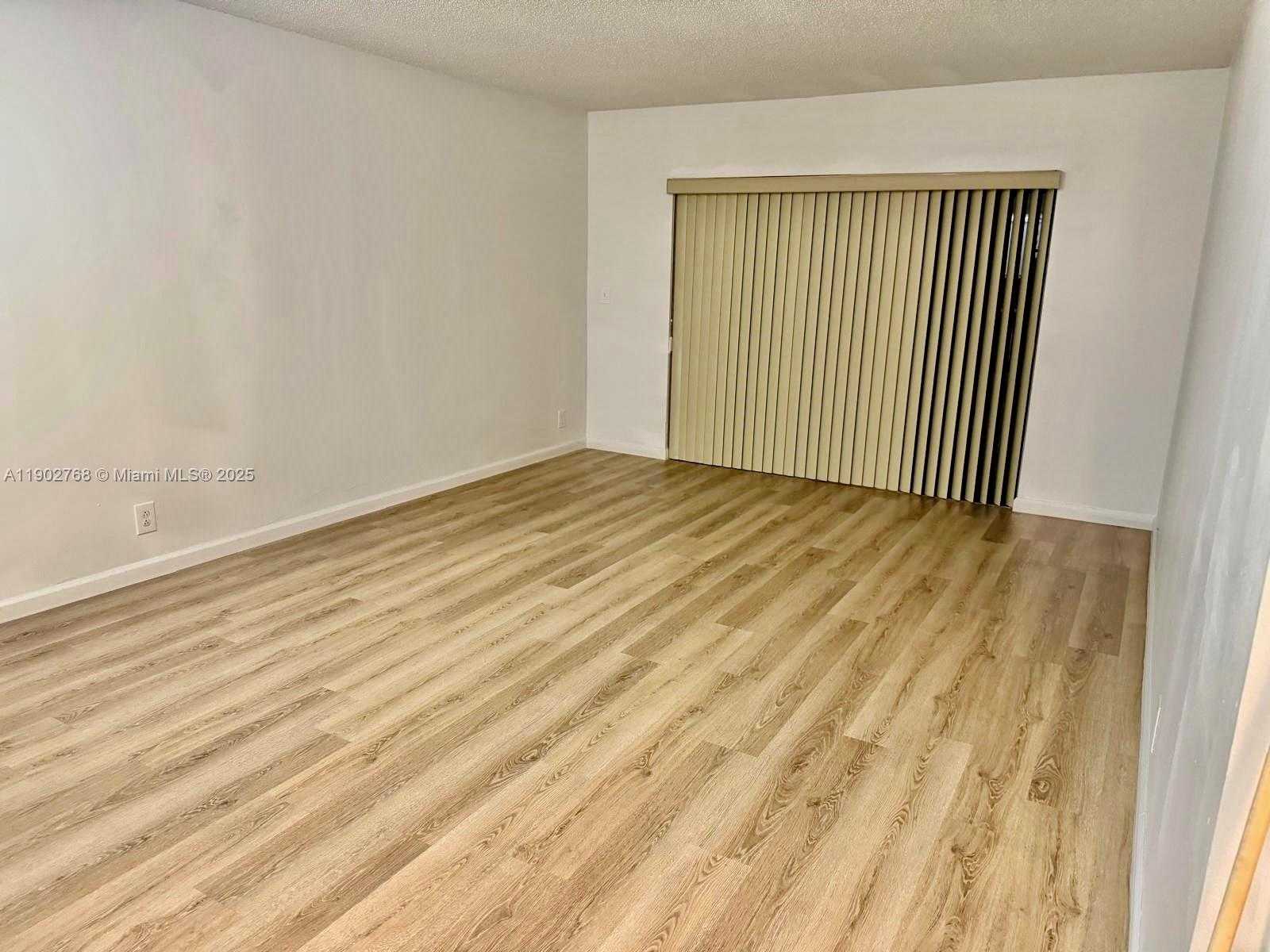 Small Image of 8290 LAKE DR #223, Doral Number 10