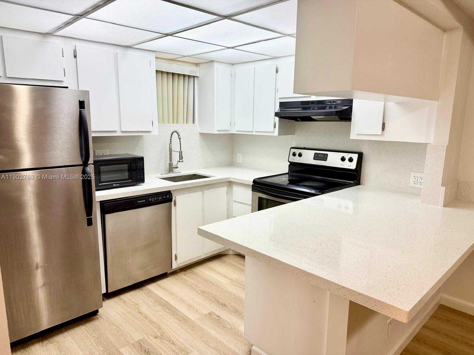 Small Image of 8290 LAKE DR #223, Doral Number 2