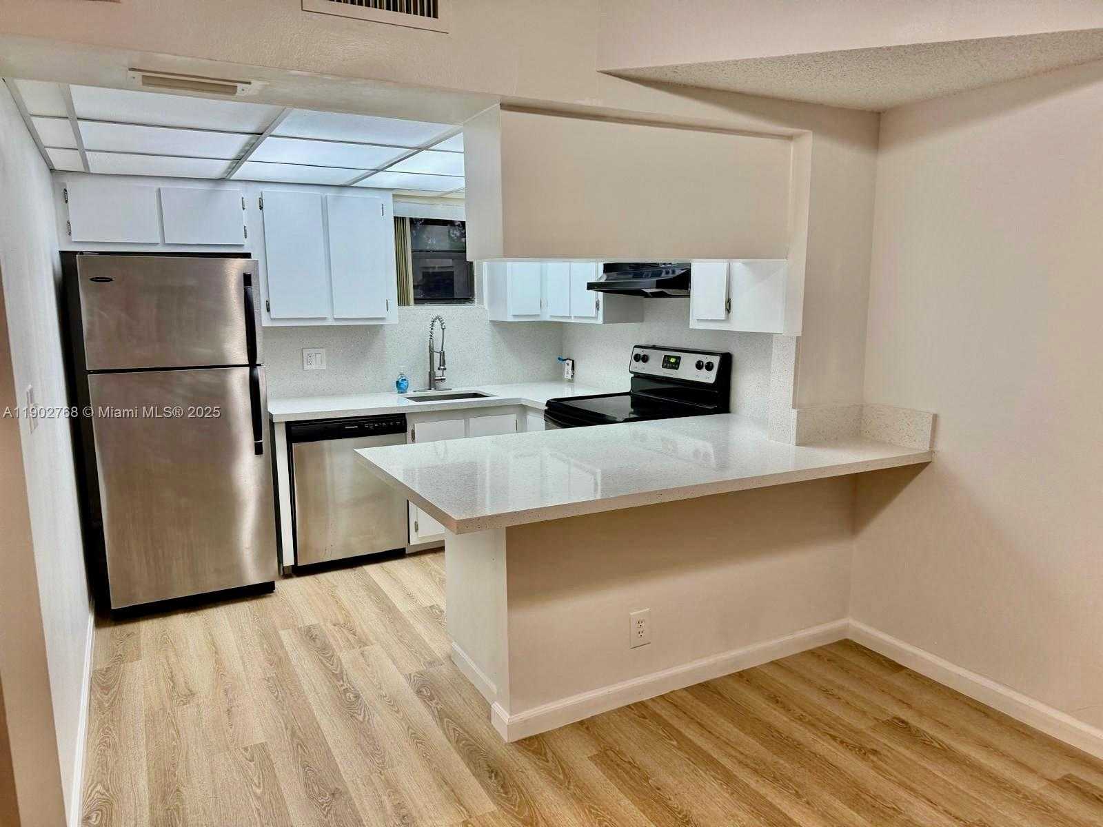 Small Image of 8290 LAKE DR #223, Doral Number 3