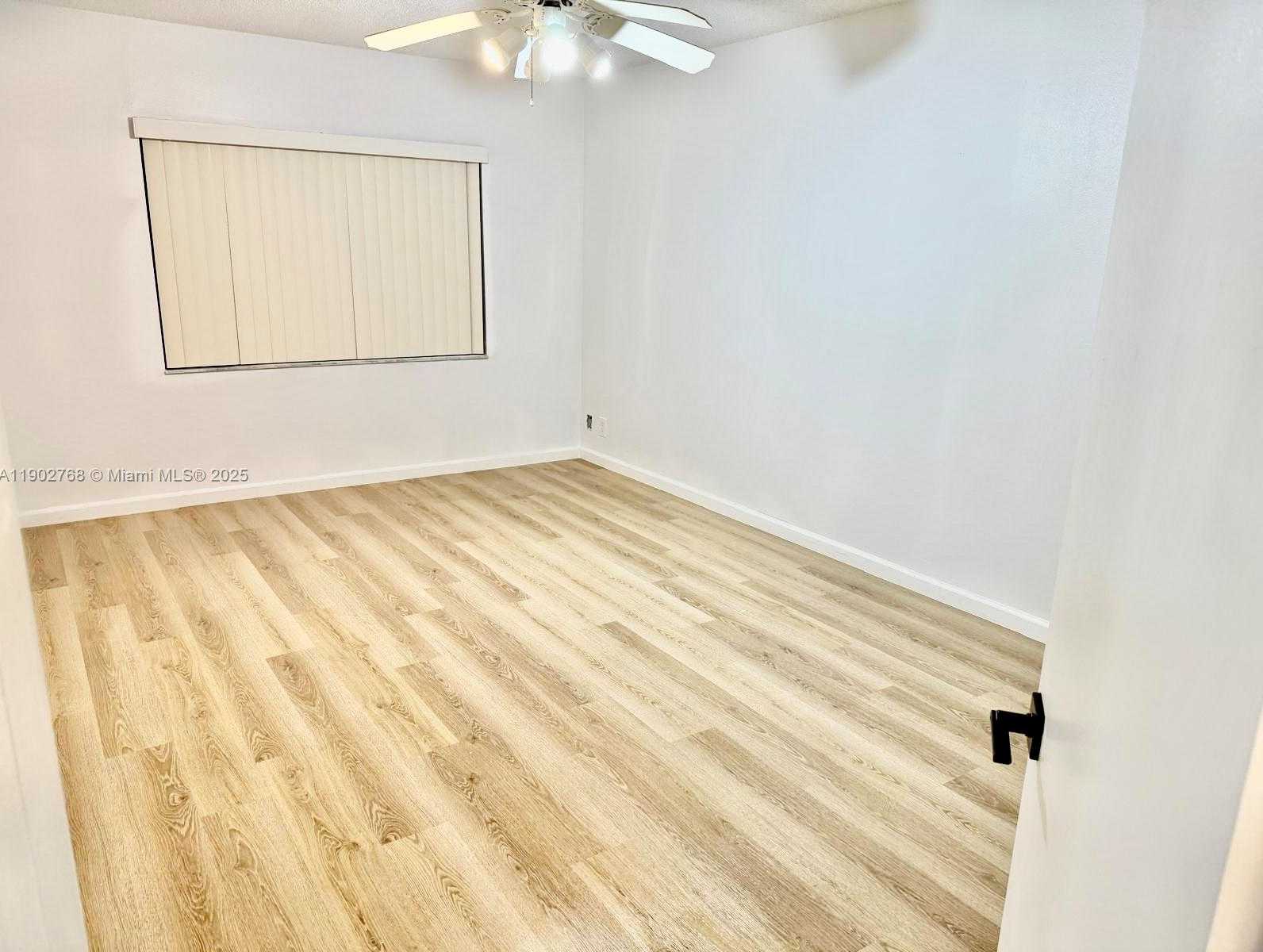 Small Image of 8290 LAKE DR #223, Doral Number 4