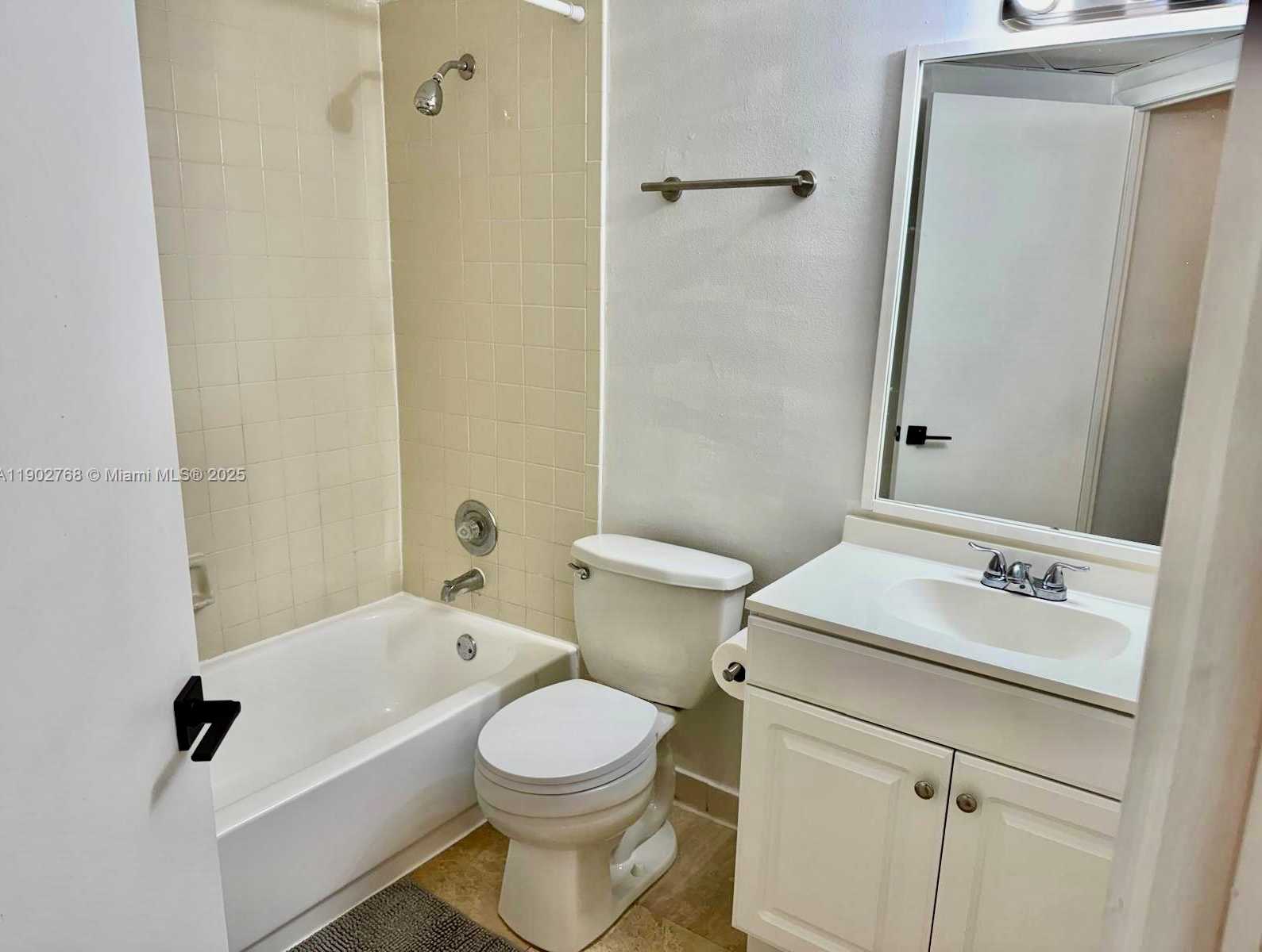 Small Image of 8290 LAKE DR #223, Doral Number 5