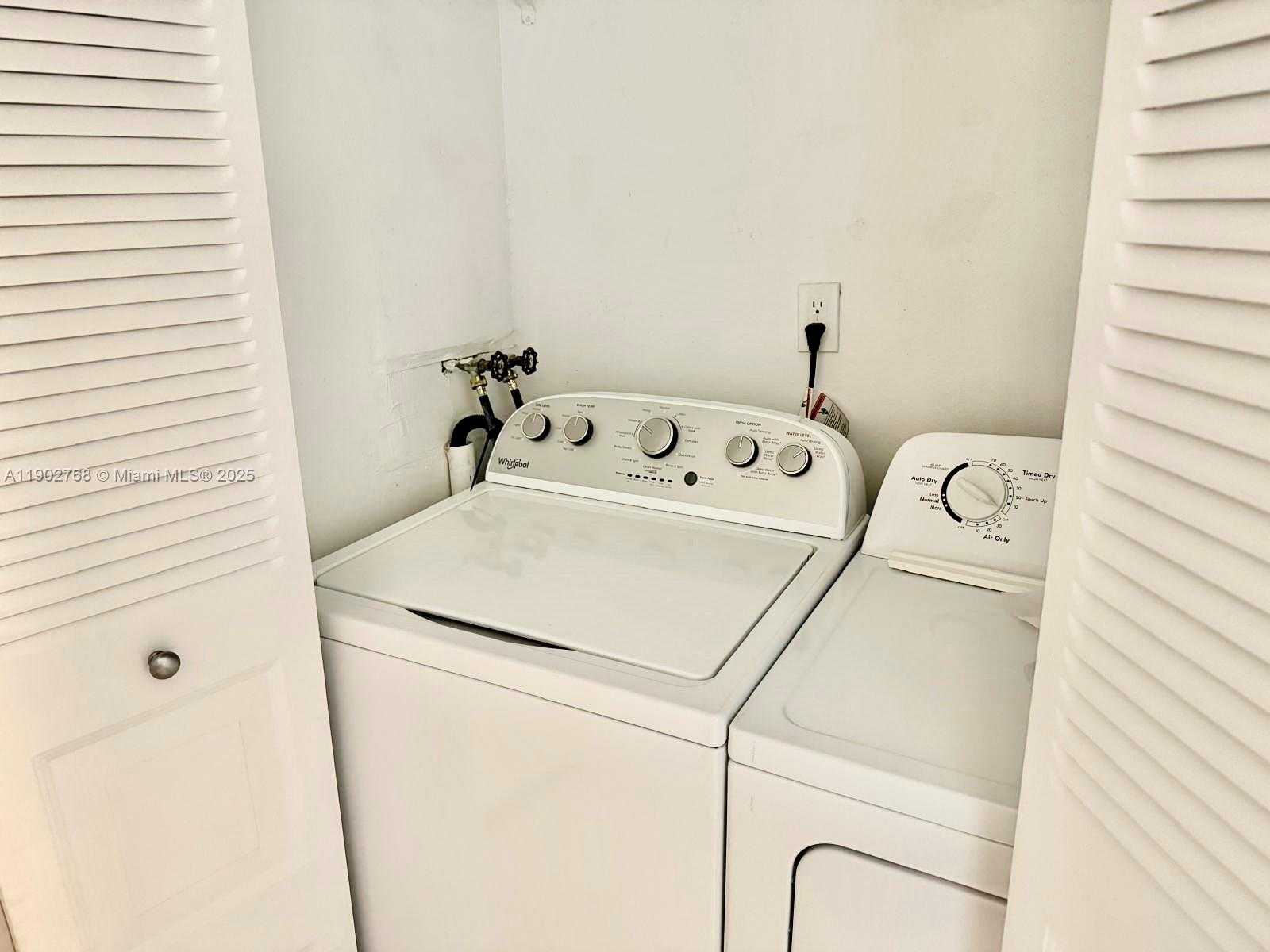 Small Image of 8290 LAKE DR #223, Doral Number 6