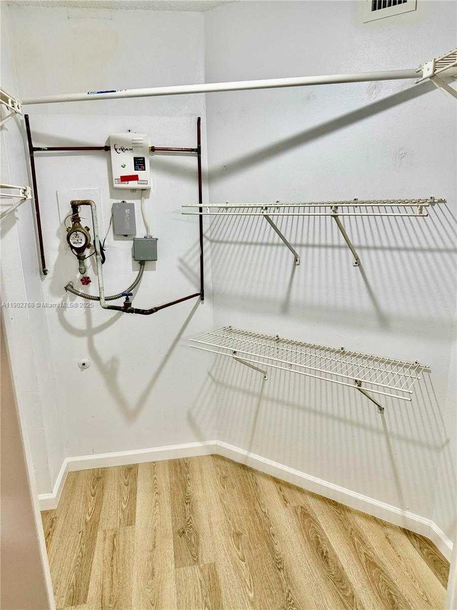 Small Image of 8290 LAKE DR #223, Doral Number 9