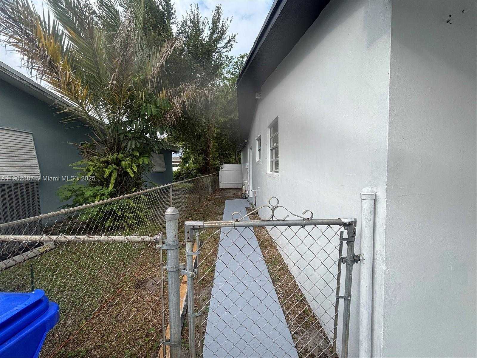 Small Image of 6881 SOUTH WEST 6TH ST, Pembroke Pines Number 4