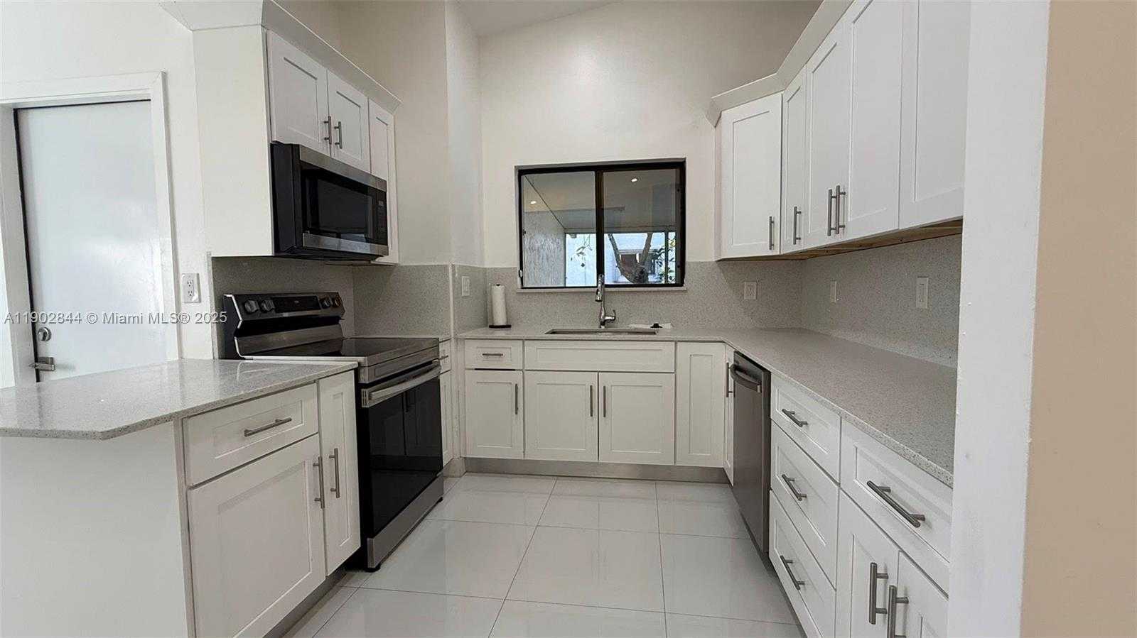 Small Image of 17010 SOUTH WEST 93RD AVE, Palmetto Bay Number 3