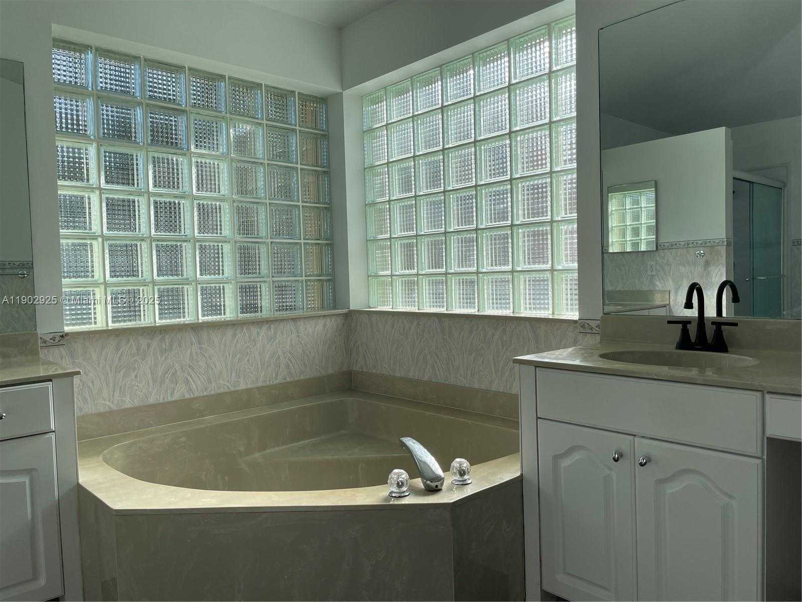 Small Image of 785 HERON RD #785, Weston Number 9