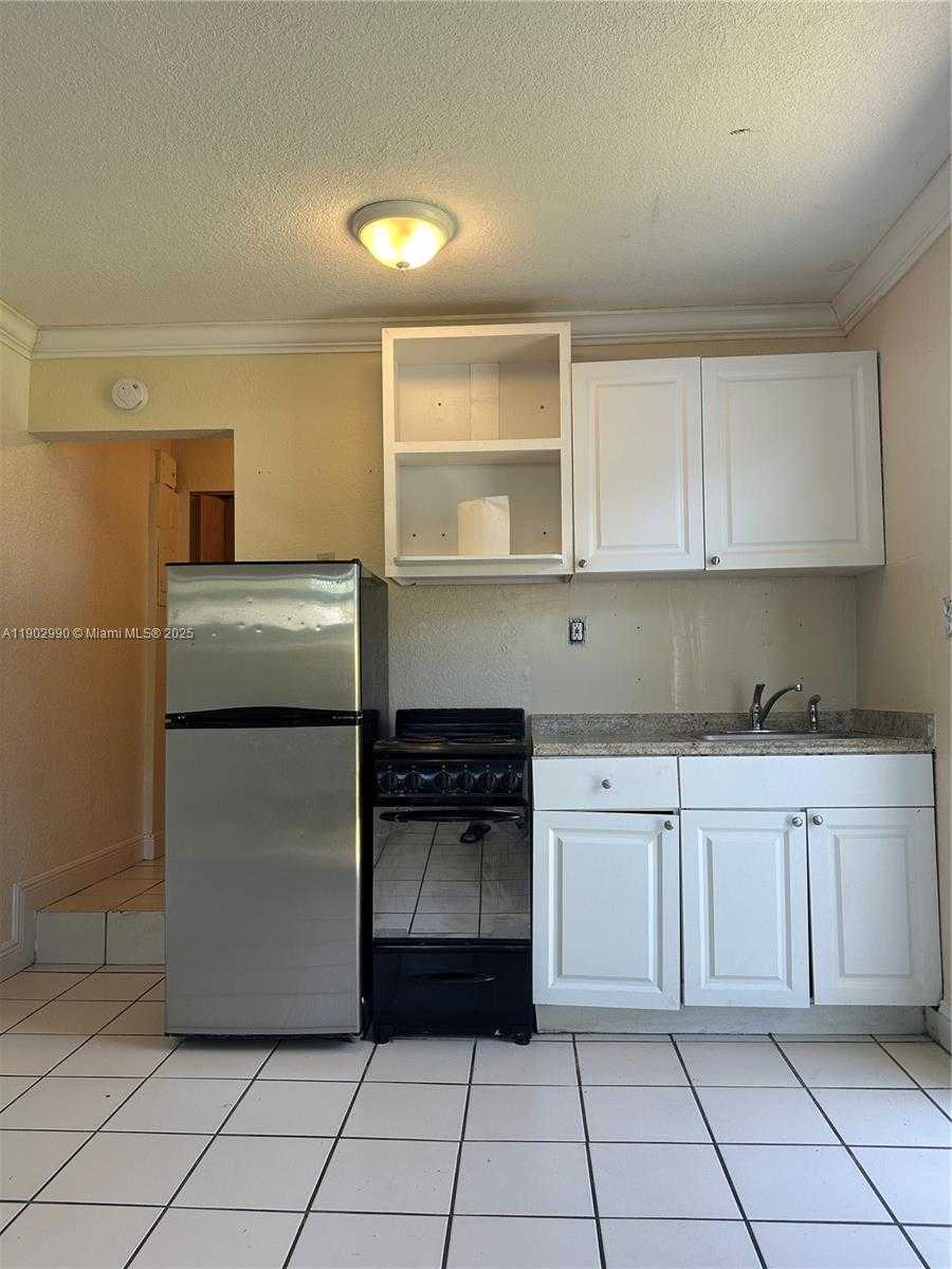 Small Image of 2446 JOHNSON ST #B, Hollywood Number 2