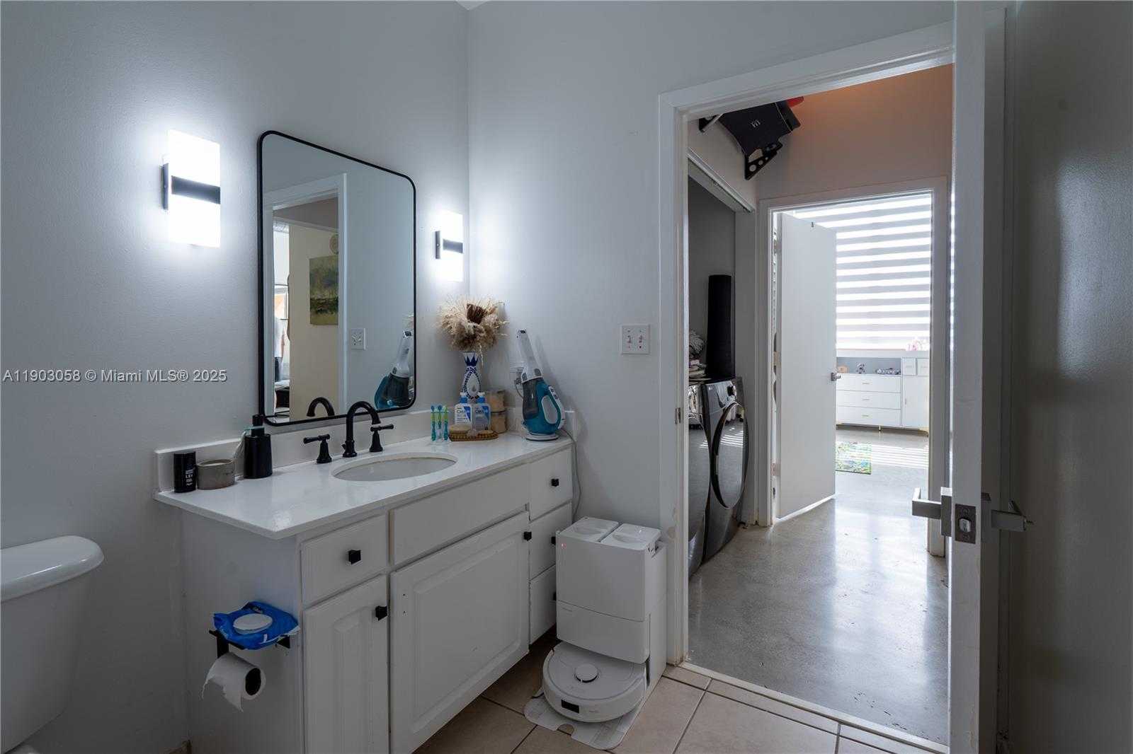 Small Image of 2001 BISCAYNE BLVD #2509, Miami Number 27