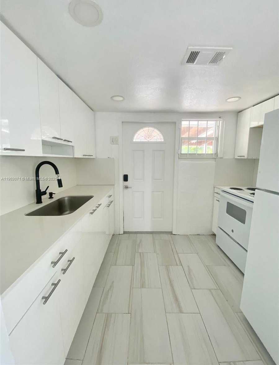 Small Image of 2024 NORTH EAST 183RD ST, North Miami Beach Number 10