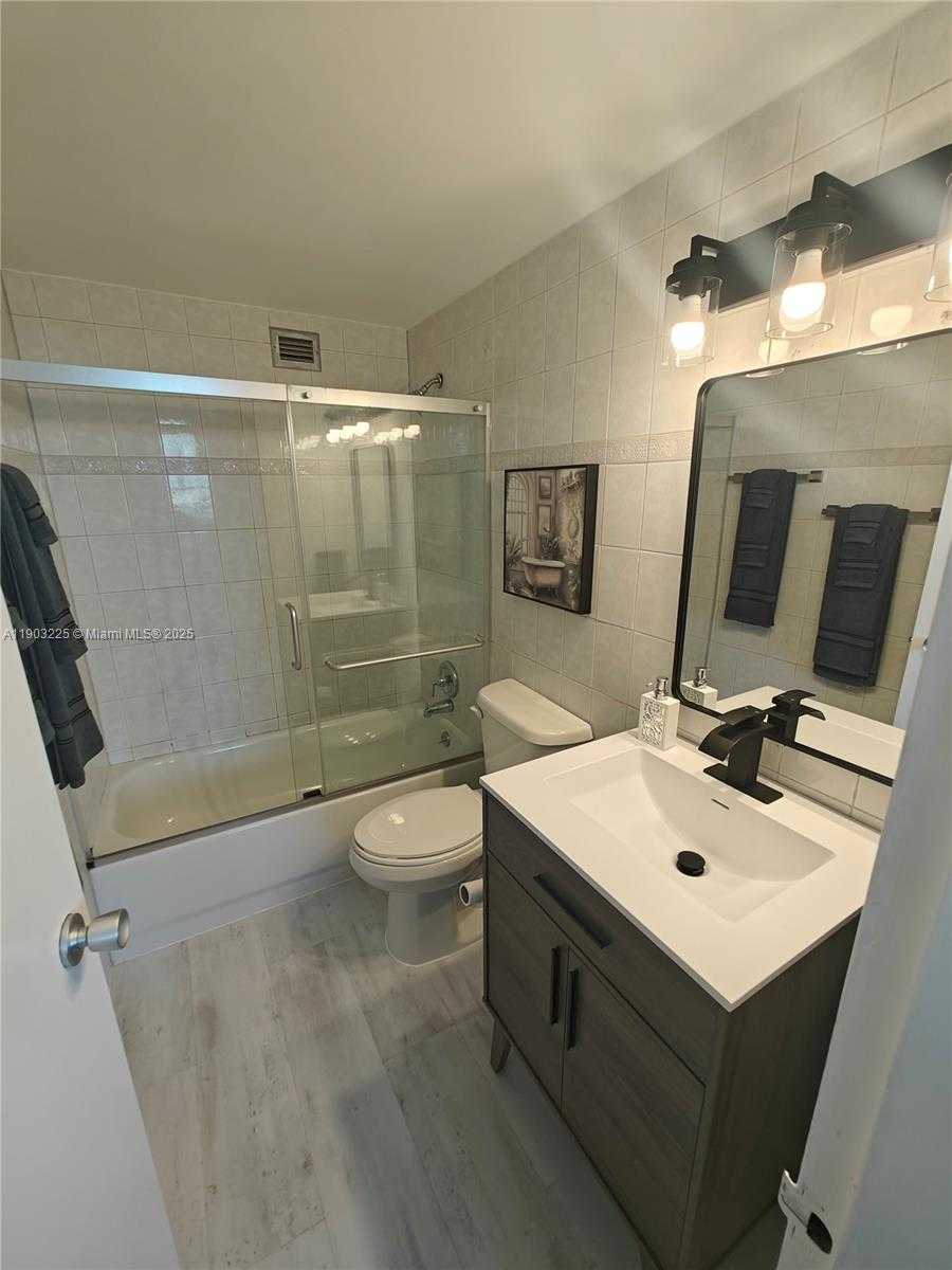 Small Image of 801 BRICKELL BAY DR #970, Miami Number 4