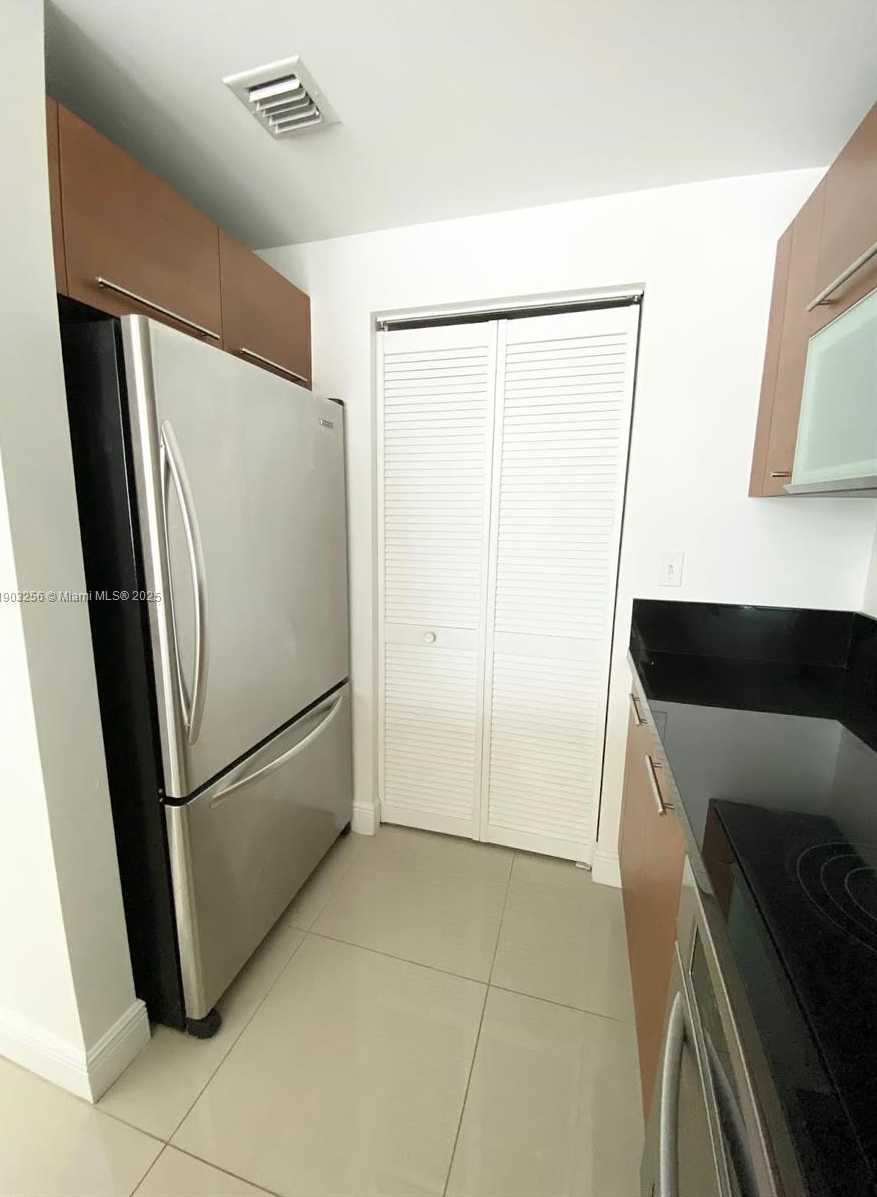 Small Image of 244 BISCAYNE BLVD #1605, Miami Number 11