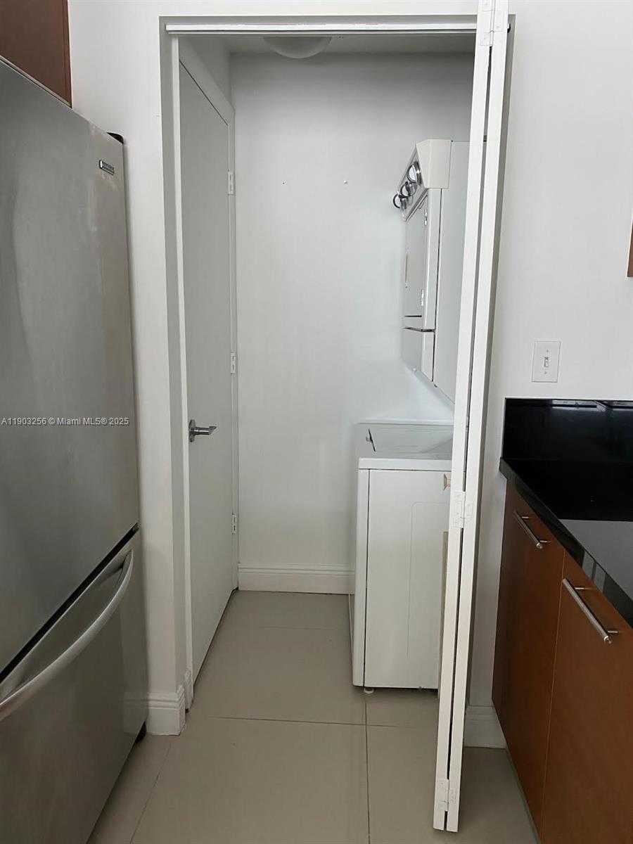Small Image of 244 BISCAYNE BLVD #1605, Miami Number 12