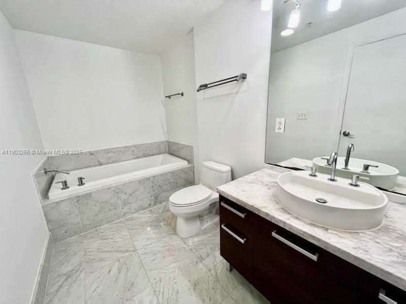 Small Image of 244 BISCAYNE BLVD #1605, Miami Number 8