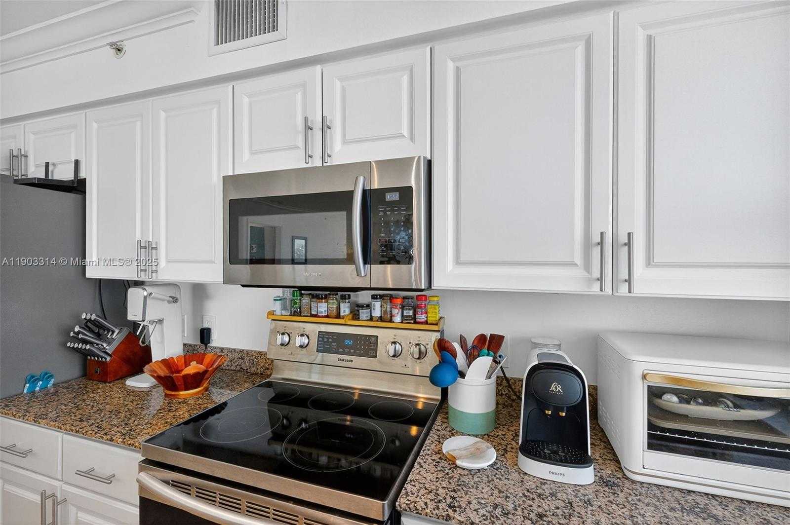 Small Image of 1155 BRICKELL BAY DR #2210, Miami Number 12