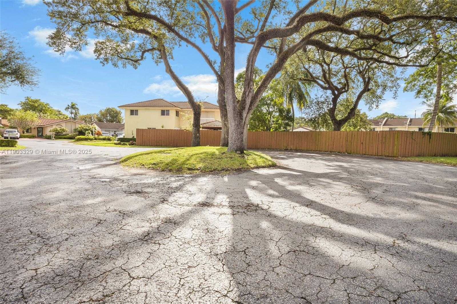 Small Image of 11335 SOUTH WEST 74TH LN, Miami Number 23