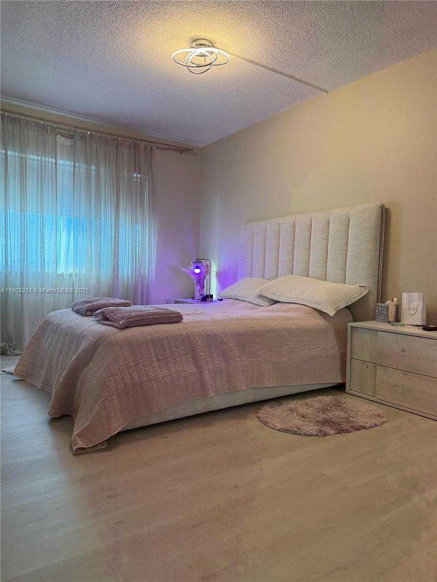 Small Image of 400 KINGS POINT DR #408, Sunny Isles Beach Number 10