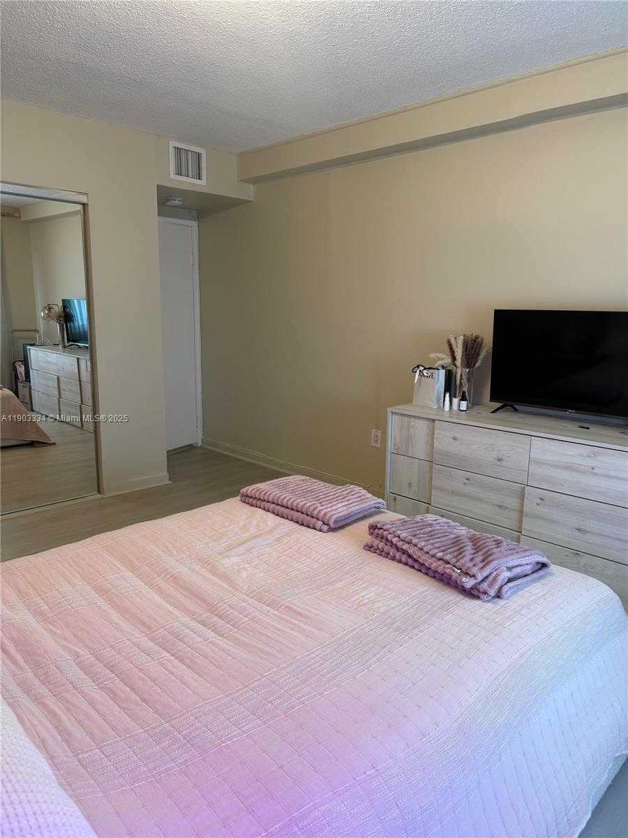 Small Image of 400 KINGS POINT DR #408, Sunny Isles Beach Number 11