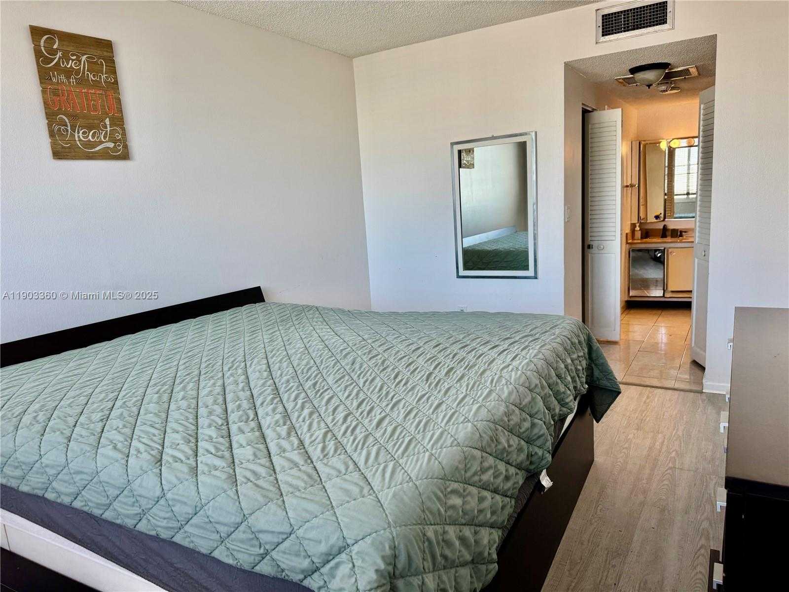 Small Image of 300 BAYVIEW DR #1903, Sunny Isles Beach Number 7