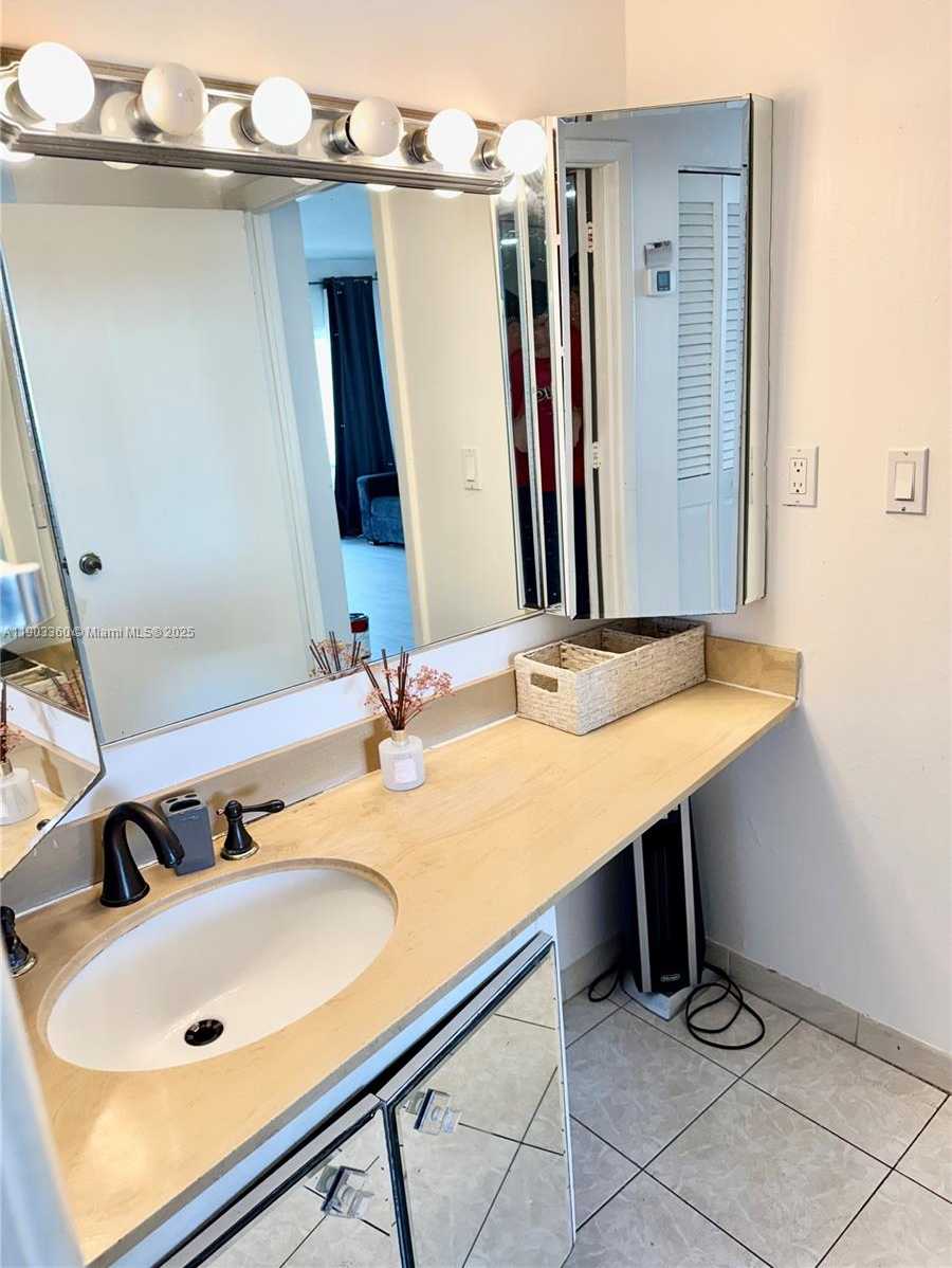 Small Image of 300 BAYVIEW DR #1903, Sunny Isles Beach Number 9