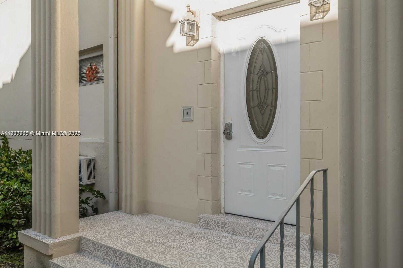 Small Image of 23 PHOENETIA AVE #1, Coral Gables Number 4