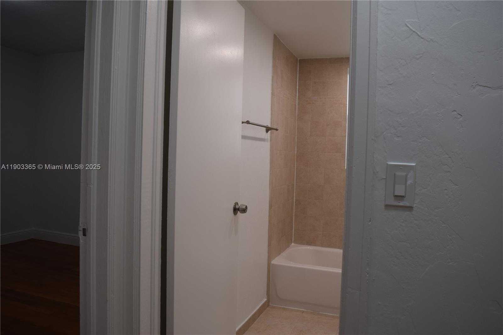 Small Image of 23 PHOENETIA AVE #1, Coral Gables Number 60