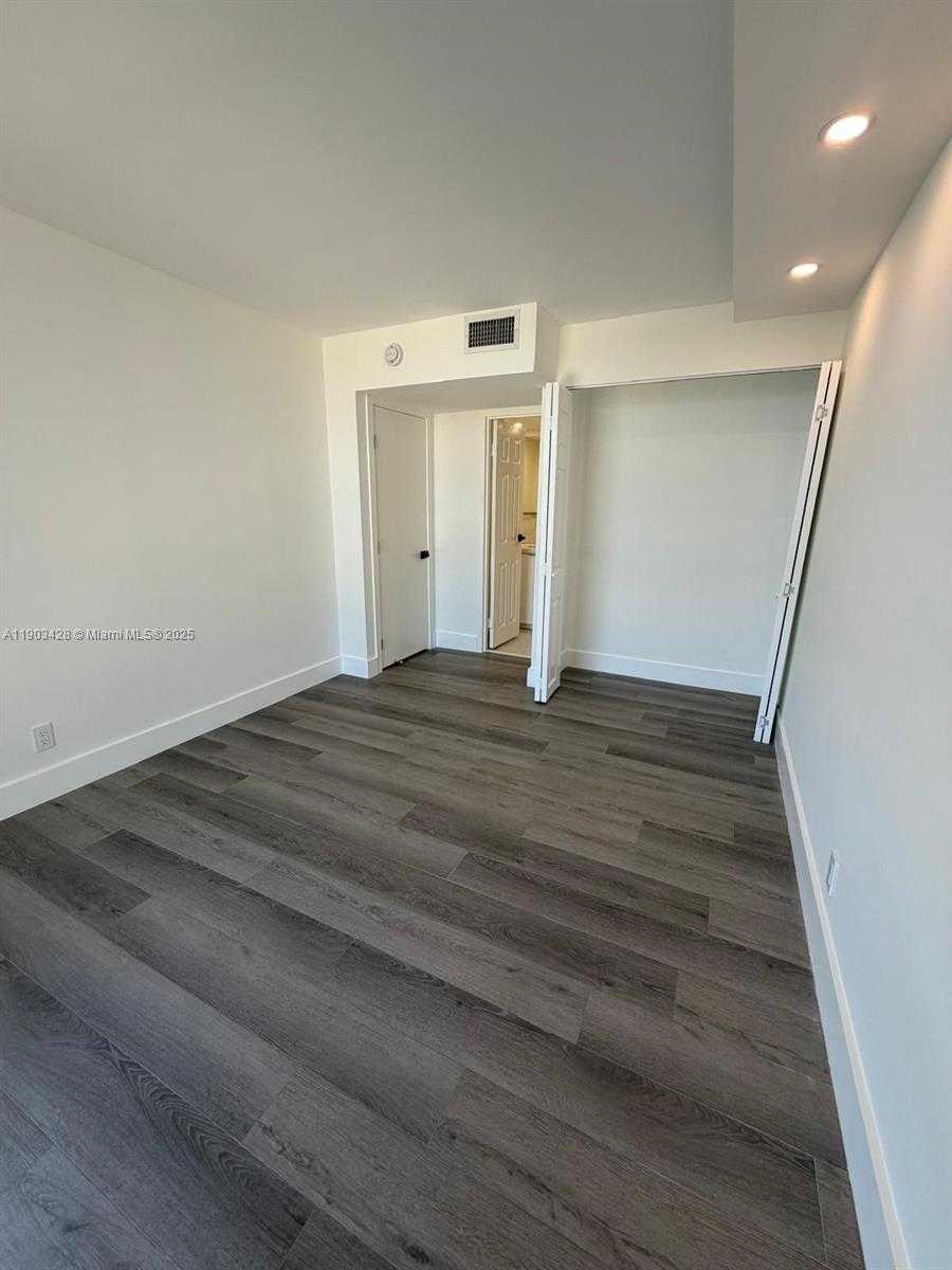 Small Image of 801 THREE ISLANDS BLVD #501, Hallandale Beach Number 25