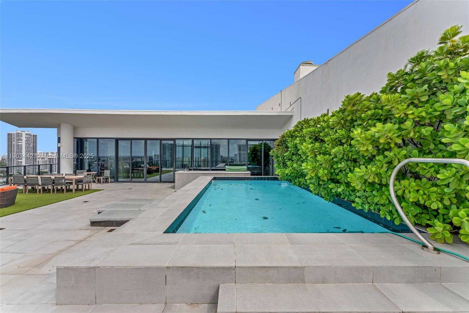 Imagen de Pequeño Objeto