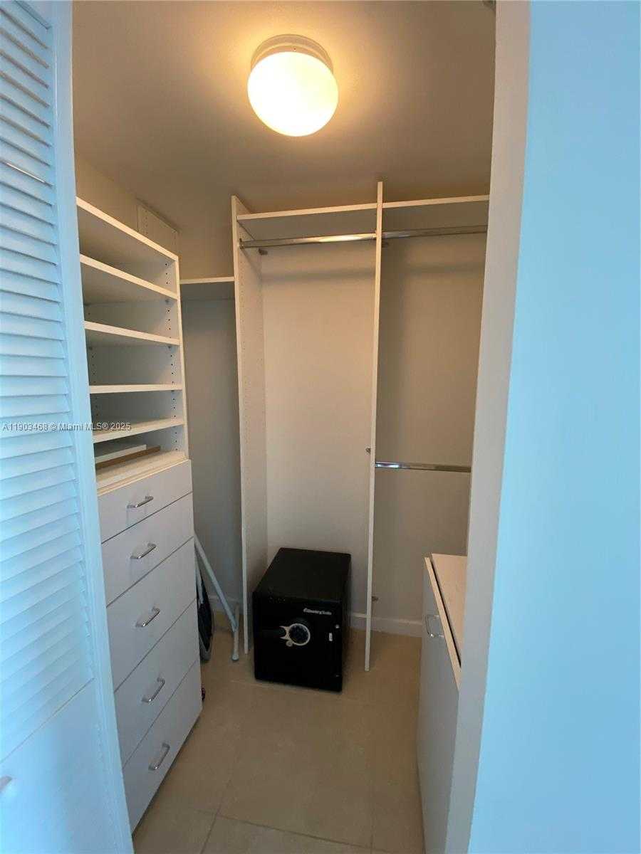 Small Image of 325 SOUTH BISCAYNE BLVD #3015, Miami Number 11
