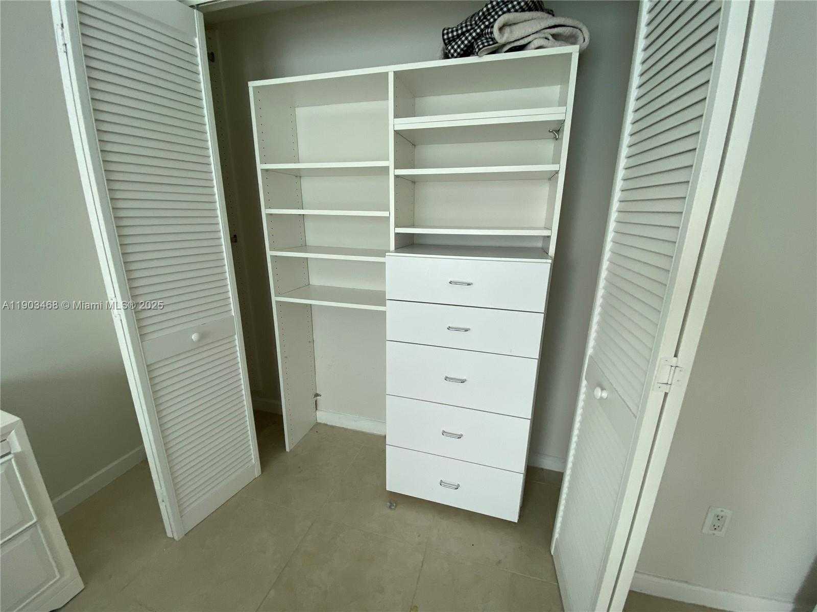 Small Image of 325 SOUTH BISCAYNE BLVD #3015, Miami Number 15