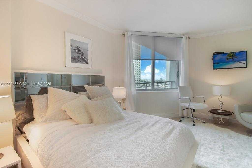 Small Image of 325 SOUTH BISCAYNE BLVD #2214, Miami Number 5