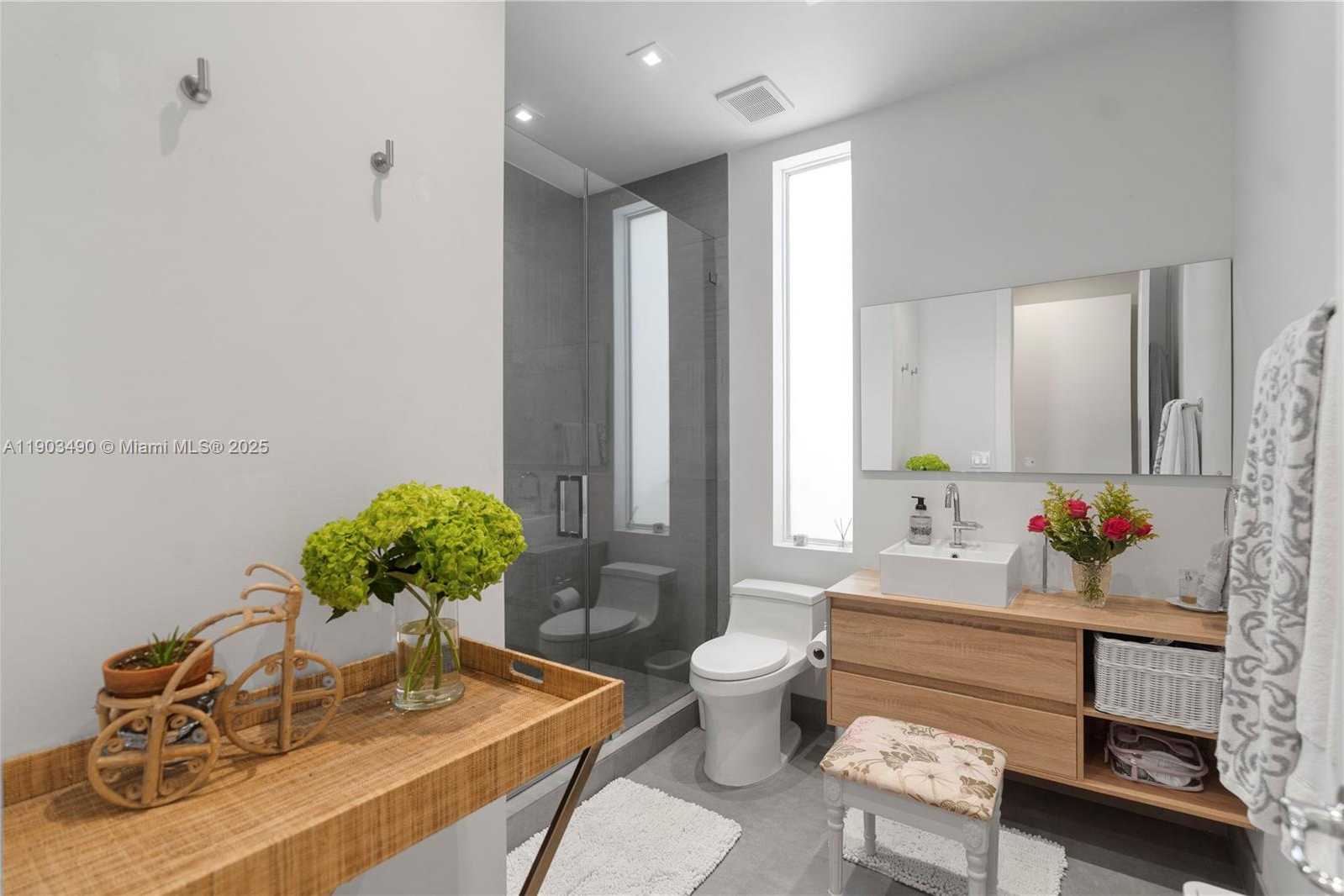 Small Image of 19542 Embassy Ct, Miami, FL 33179, USA Number 21