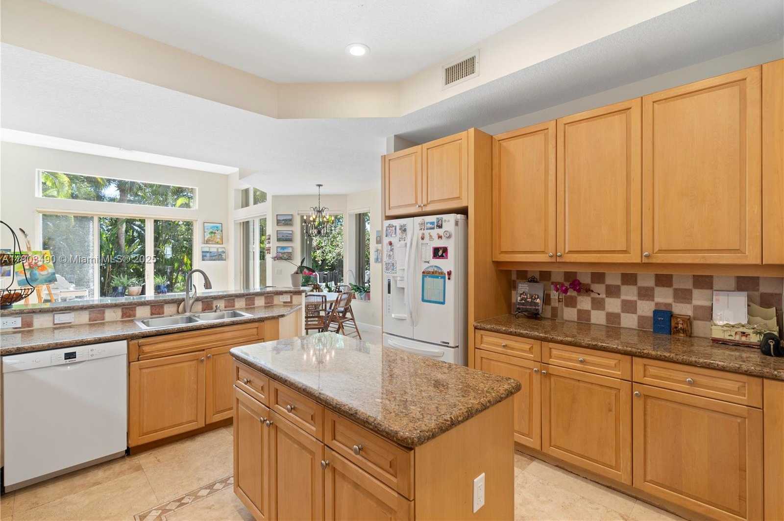 Small Image of 19542 Embassy Ct, Miami, FL 33179, USA Number 26