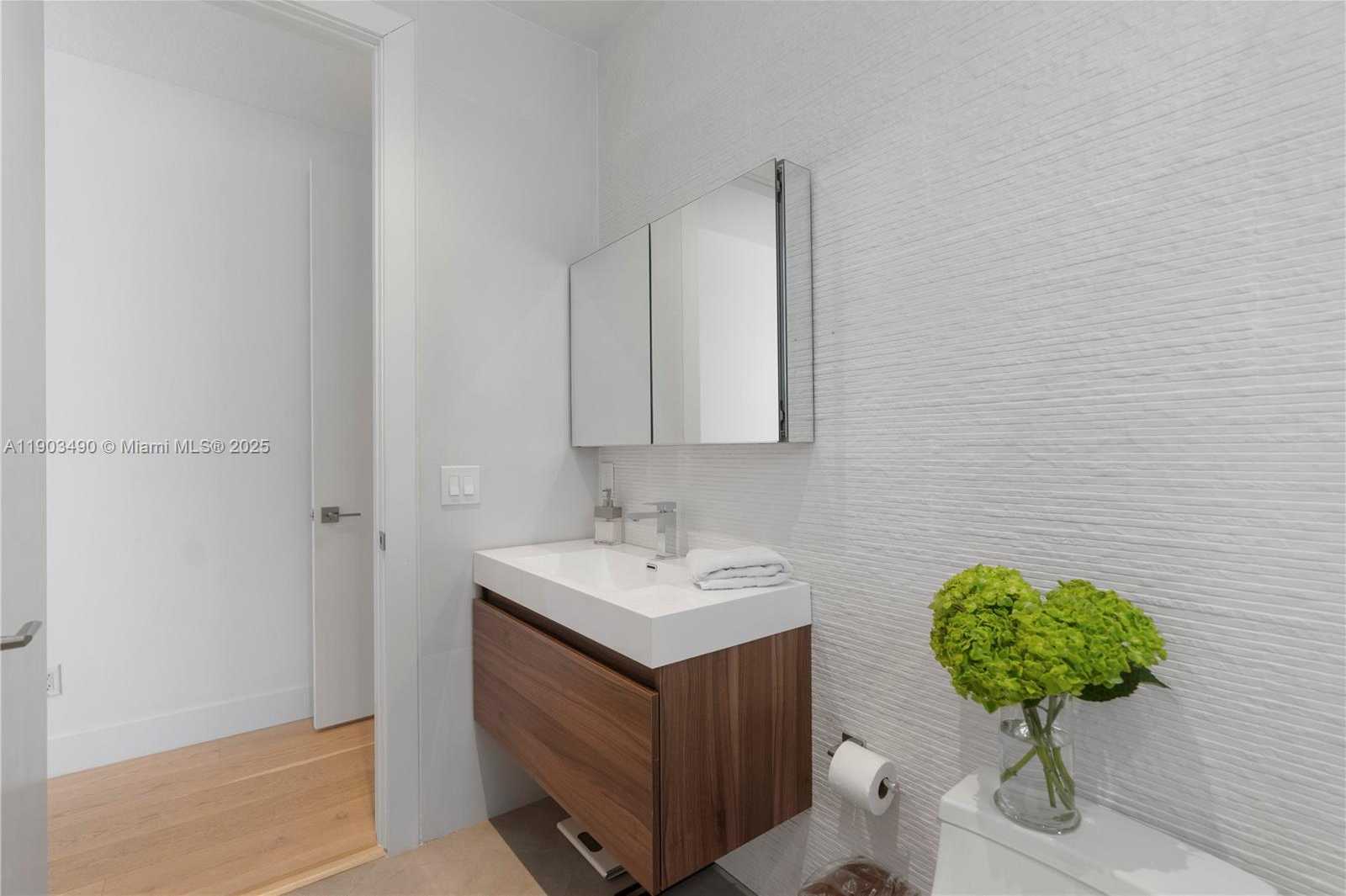 Small Image of 19542 Embassy Ct, Miami, FL 33179, USA Number 31