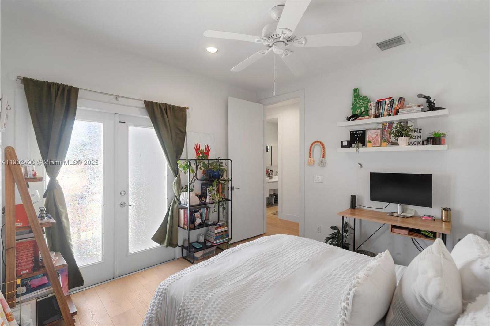 Small Image of 19542 Embassy Ct, Miami, FL 33179, USA Number 34