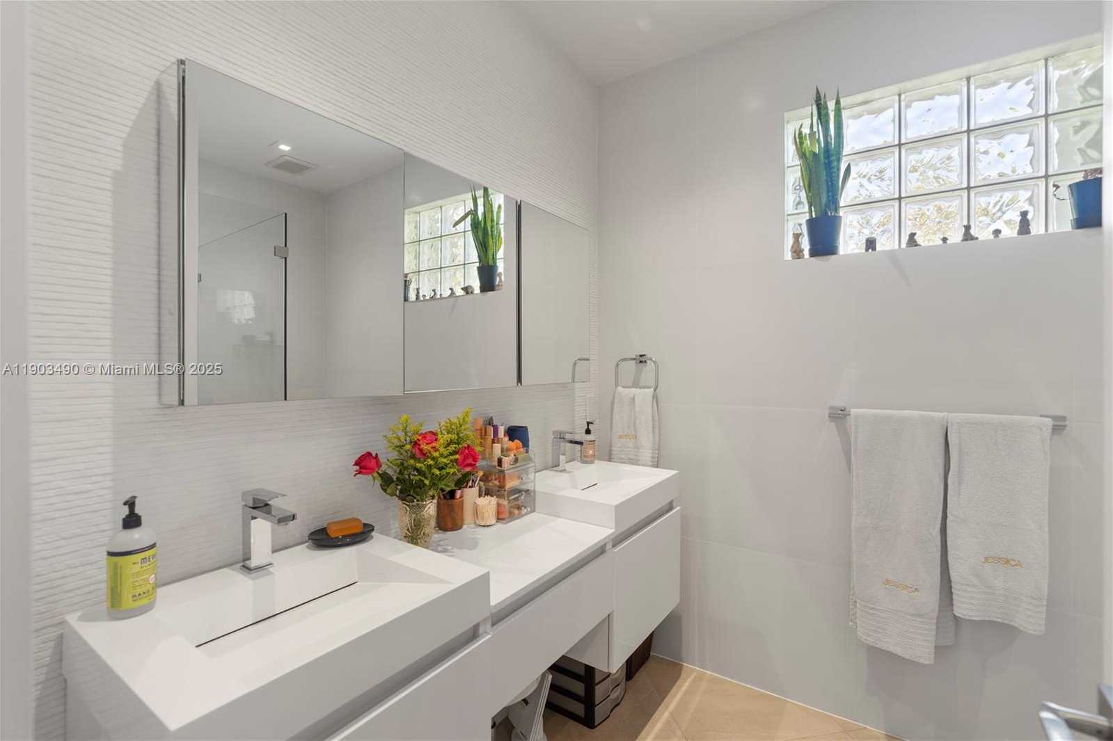 Small Image of 19542 Embassy Ct, Miami, FL 33179, USA Number 35