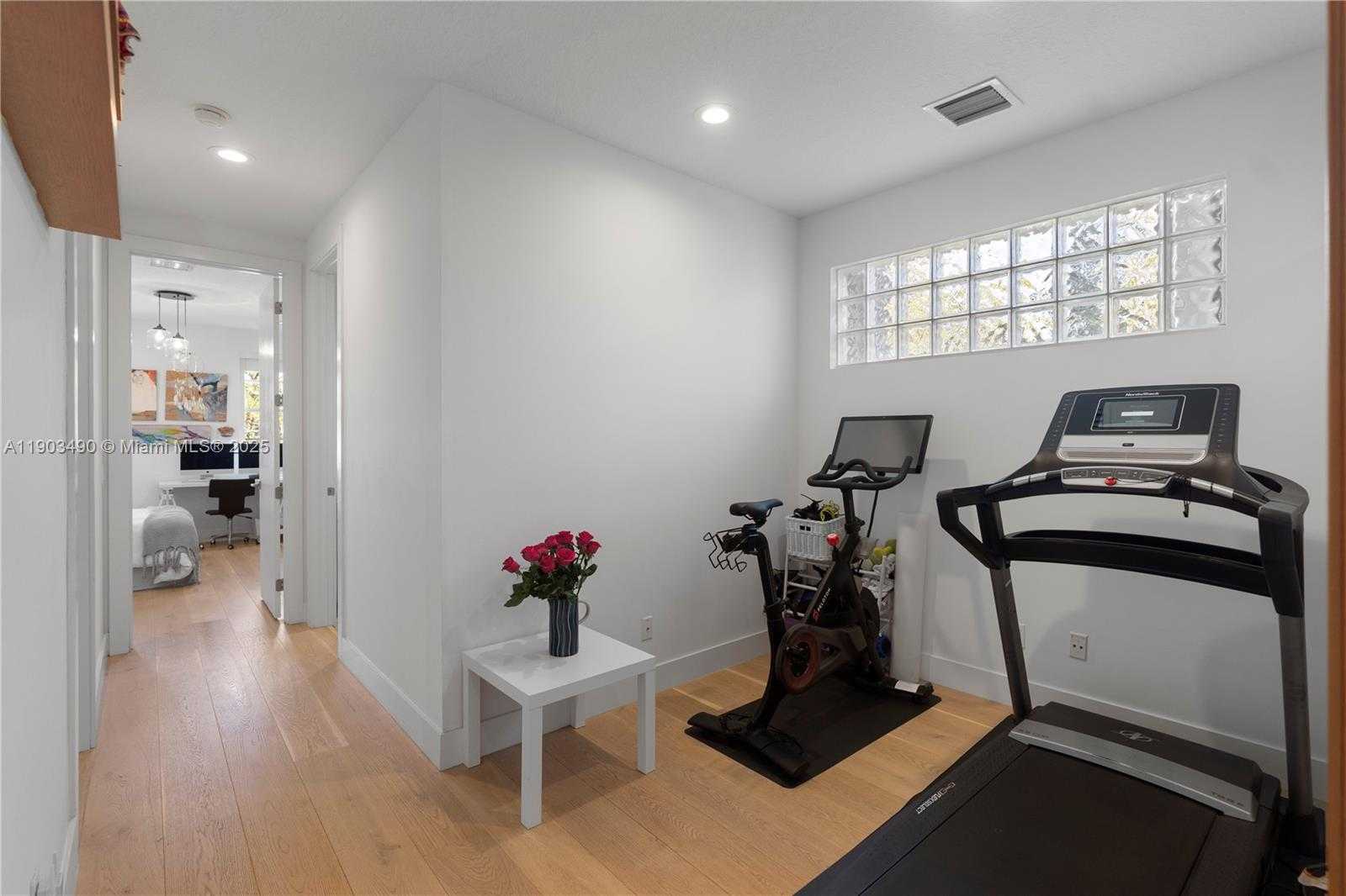 Small Image of 19542 Embassy Ct, Miami, FL 33179, USA Number 36