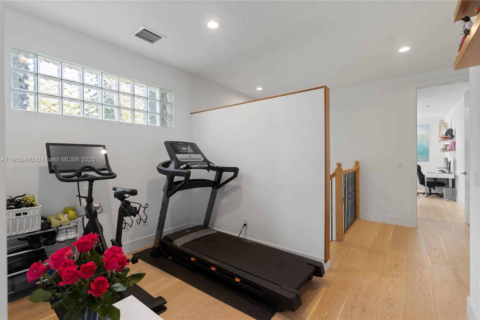 Small Image of 19542 Embassy Ct, Miami, FL 33179, USA Number 37