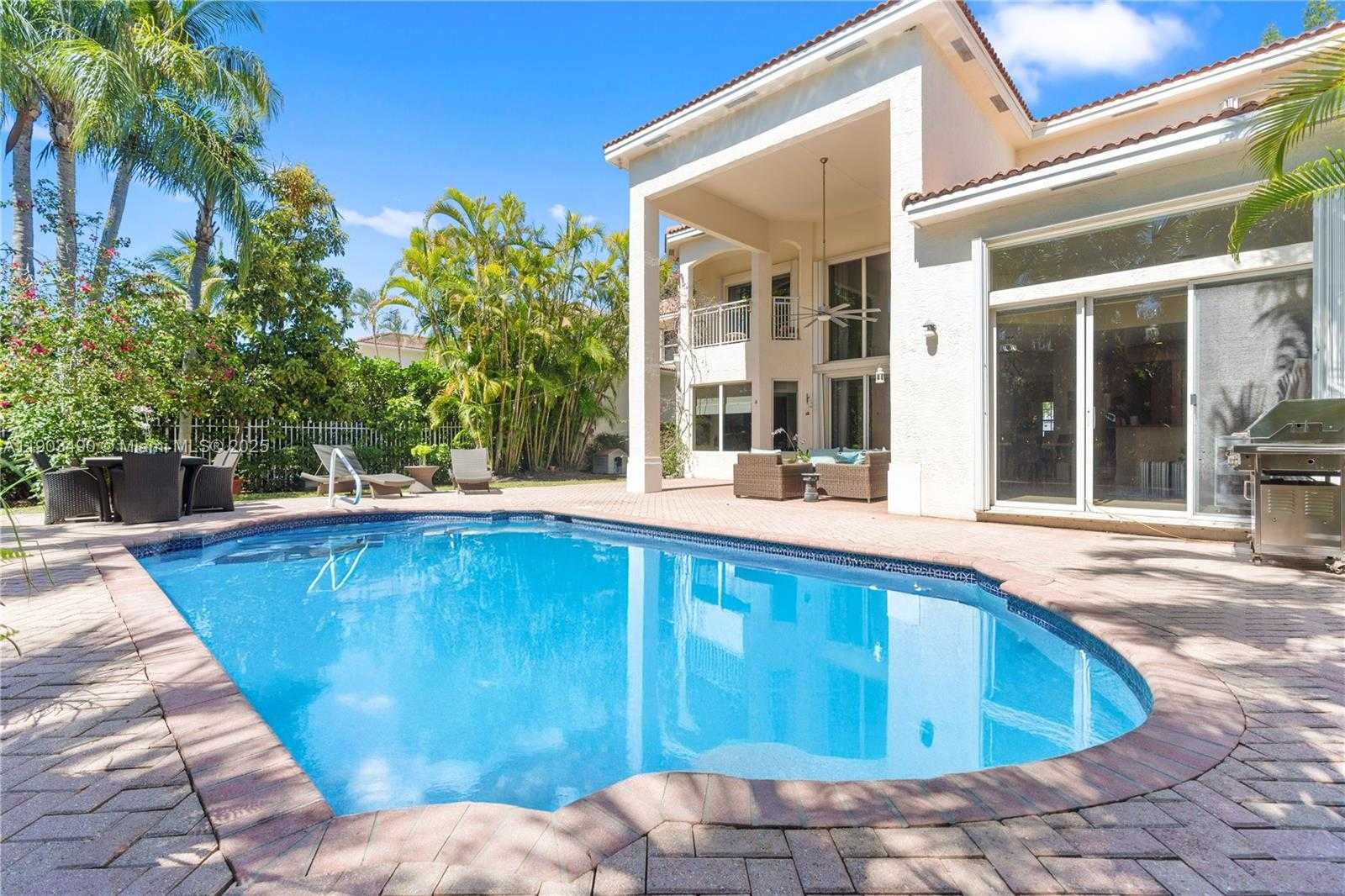 Small Image of 19542 Embassy Ct, Miami, FL 33179, USA Number 38